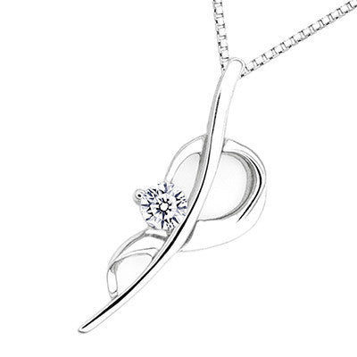 18K/750 White Gold Diamond Flower Pendant (FREE 925 Silver Box Chain)